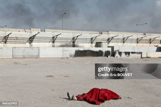 Un homme décédé recouvert d'une couverture rouge lors de l'attaque de Bab al-Azizia, caserne fortifiée, résidence de Mouammar Kadhafi, 23 aout 2011,...