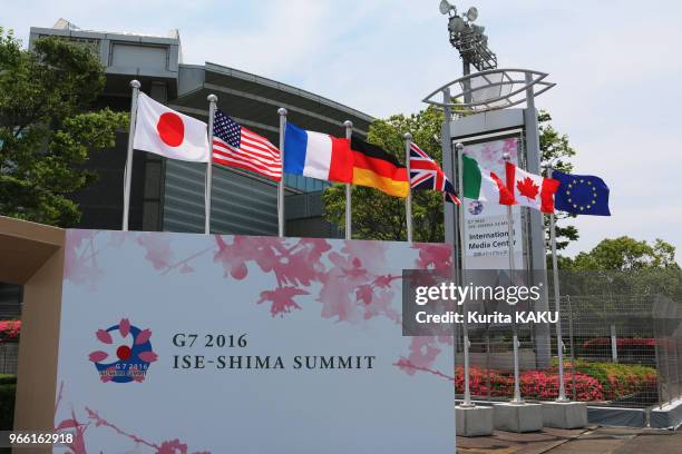 Drapeaux japonais, américain, français, allemand, anglais, italien, canadien et européen lors du sommet du G7 le 26 mai 2016 à Ise-Shima, Japon.