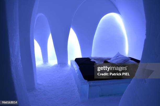 Icehotel, chambre, lit avec des peaux de rennes, le 30 janvier 2016, Kiruna, Suède.