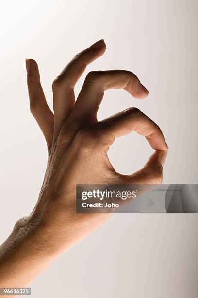 hand gesture indicating excellence - geste de la main photos et images de collection