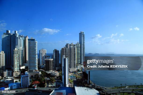 Tours d'immeubles et front de mer à Panama city, le 16 février 2014, Panama.