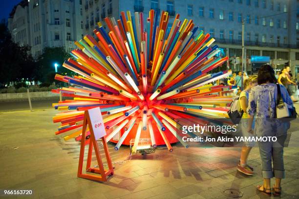 Oeuvre faite avec des crayons de couleur géants, le 28 aout 2015, place Erzebet, Budapest, Hongrie.