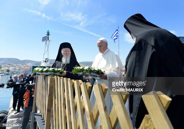 Le pape François, le patriarche Grec Orthodoxe Bartholomew et l'archevêque d'Athènes Ieronimos II ont lancé des gerbes de fleurs le 16 avril 2016...