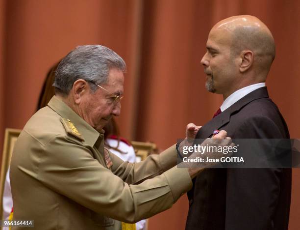 Le président Cubain Raul Castro remet la médaille de 'Heros de la République' à l'espion cubain Gerardo Hernandez libéré des prisons américaines où...