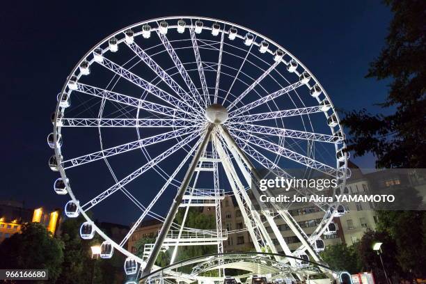 Grande roue illuminée le 28 aout 2015, place Erzebet, Budapest, Hongrie.