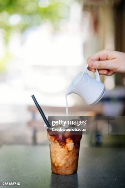 versando panna nel caffè freddo - iced coffee foto e immagini stock