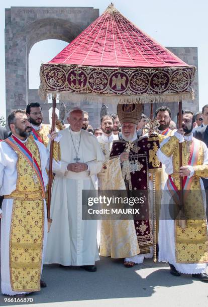 Lors de sa visite de 3 jours en Arménie le pape François accompagné de Karékine II, le chef de l'Eglise apostolique arménienne, a célébré une messe à...