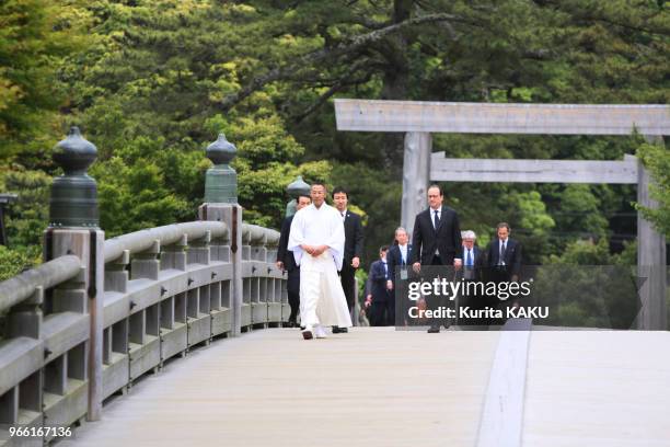 Le président français François Hollande traversant le pont Uji-bashi du sanctuaire d'Ise le 26 mai 2016, Ise-Shima, Japon.