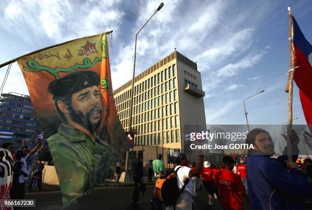 Manifestants tenant des drapeaux cubains et portant un portait de Che Guevara durant une manifestation le 24 janvier 2006 sur l'avenue Malecon à La...