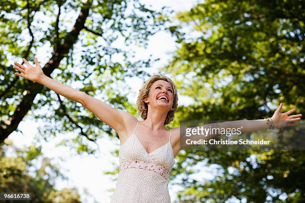 woman with arms wide open - einzelne frau über 30 stock-fotos und bilder