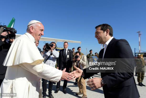 Le pape François est accueilli par le Premier Ministre grec Alexis Tsipras sur l'ile grecque de Lesbos où il a rencontré le 16 avril 2016 des...