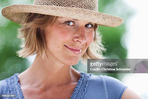 woman with hat looking at viewer - einzelne frau über 30 stock-fotos und bilder