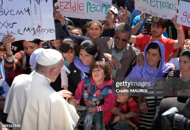 Le pape François a rencontré le 16 avril 2016 des migrants et réfugiés détenus dans le camp de Moria, sur l'île grecque de Lesbos, porte d'entrée en...