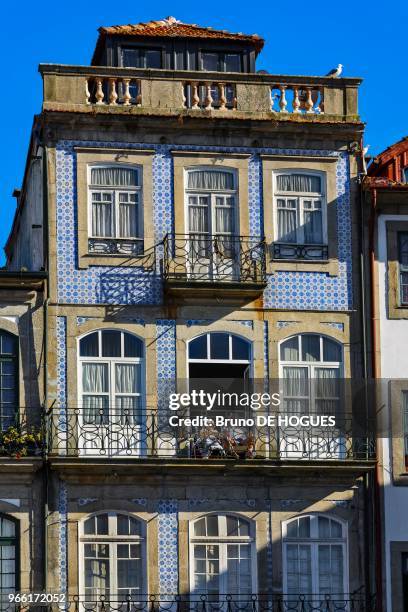 Un couple âgé assis sur leur balcon, quartier de Gaia, 30 juillet 2017, Porto, Portugal.