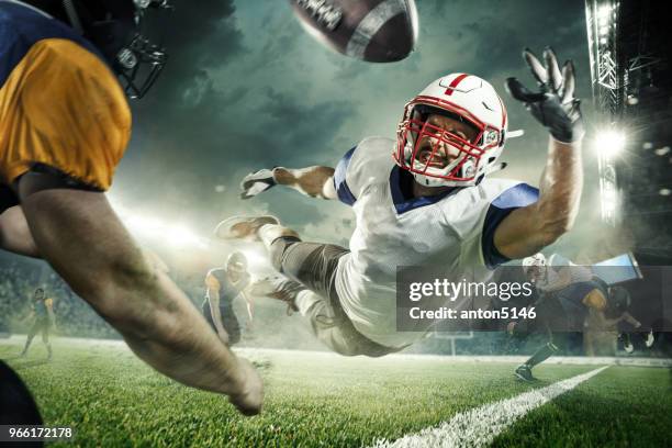 de amerikaanse voetballers in de actie - amerikaanse cultuur stockfoto's en -beelden