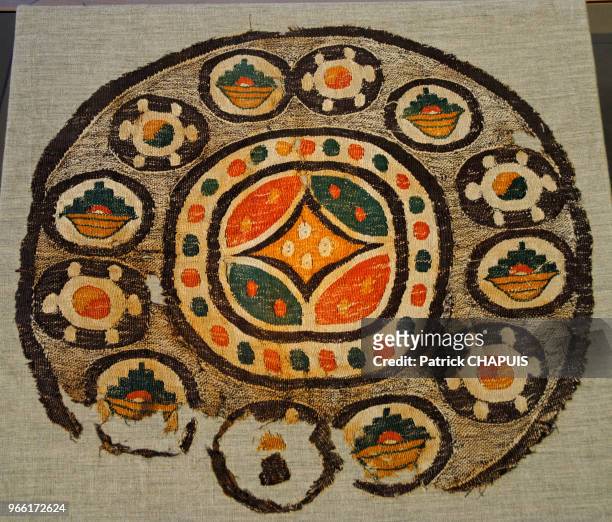 Fragment de tapisserie, lin et fil de laine, dessins géométriques entourés de paniers de fruits et de tortues, provenance inconnue, 5ème siècle, 30...