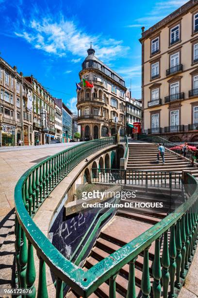 Escalier et immeuble de la Rue du 31 Janvier dans le quartier de la gare Sao Bento, 30 juillet 2017, Porto, Portugal.