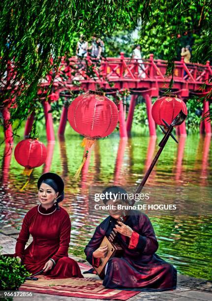 Musicien et chanteuse traditionnels à Hanoi, Vietnam.