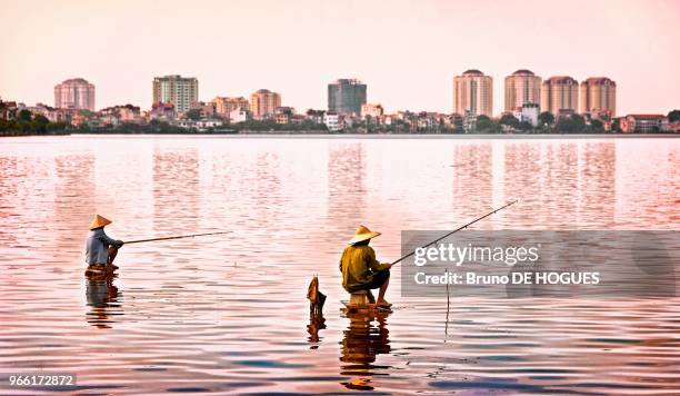 Deux pêcheurs dans le Lac de l'Ouest à Hanoi, Vietnam.
