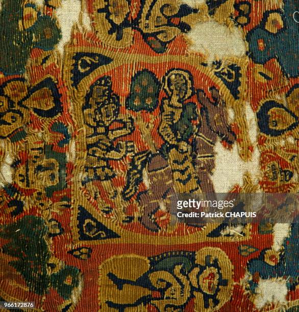 Fragment de tissu, lin et fil de laine, représentant Joseph sur un âne tenant l'enfant Jésus dans ses bras lors de la fuite en Egypte, 30 avril 2006,...