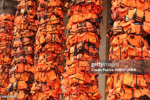 Oeuvre d'art par l'artiste chinois Ai Weiwei composée de gilets de sauvetage qui ont été portés par des réfugiés, recouvrant les colonnes de la salle...