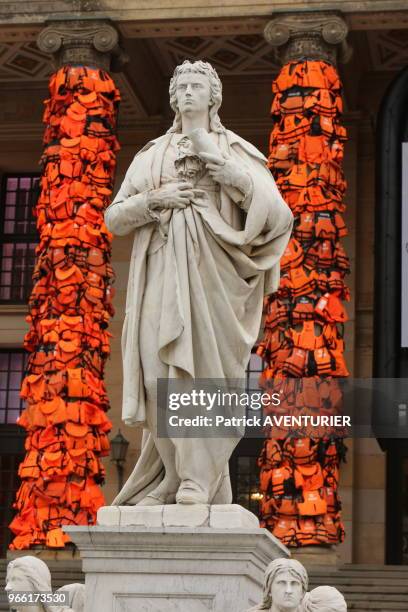 Oeuvre d'art par l'artiste chinois Ai Weiwei composée de gilets de sauvetage qui ont été portés par des réfugiés, recouvrant les colonnes de la salle...