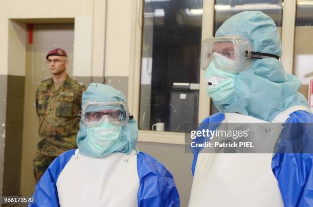 Formation de volontaires de la Bundeswehr pour la mission de secours humanitaire au Liberia pour le combat de l'épidemie Ebola le 23 octobre 2014,...