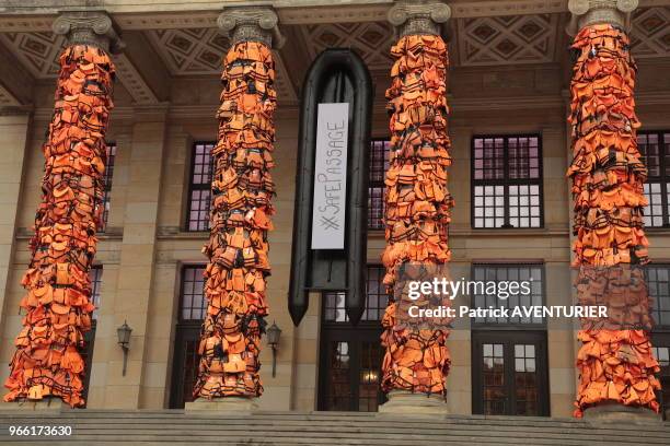 Oeuvre d'art par l'artiste chinois Ai Weiwei composée de gilets de sauvetage qui ont été portés par des réfugiés, recouvrant les colonnes de la salle...