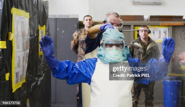 Formation de volontaires de la Bundeswehr pour la mission de secours humanitaire au Liberia pour le combat de l'épidemie Ebola le 23 octobre 2014,...