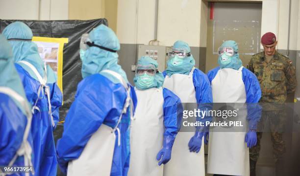 Formation de volontaires de la Bundeswehr pour la mission de secours humanitaire au Liberia pour le combat de l'épidemie Ebola le 23 octobre 2014,...
