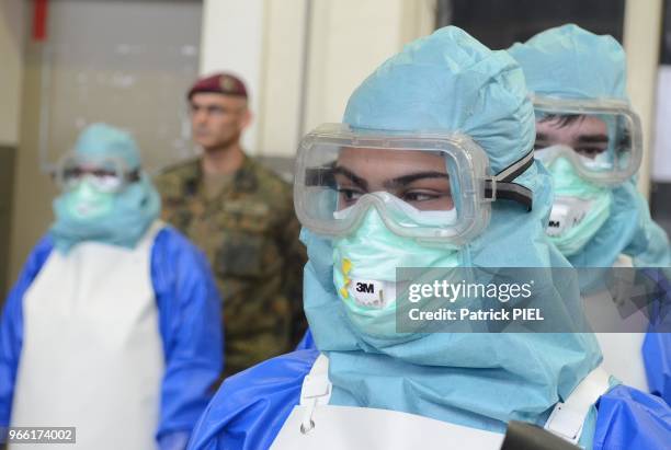 Formation de volontaires de la Bundeswehr pour la mission de secours humanitaire au Liberia pour le combat de l'épidemie Ebola le 23 octobre 2014,...