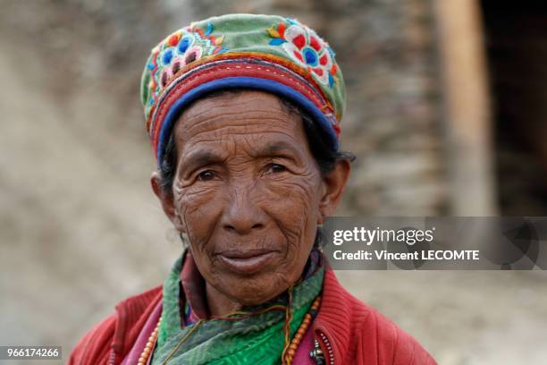 Femme âgée népalaise de la communauté Tamang , pourtant un chapeau traditionnel Tamang, dans une rue du hameau de Chyamki, au Népal, le 23 avril 2012.