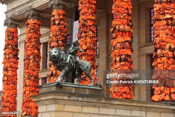 Oeuvre d'art par l'artiste chinois Ai Weiwei composée de gilets de sauvetage qui ont été portés par des réfugi�és, recouvrant les colonnes de la salle...