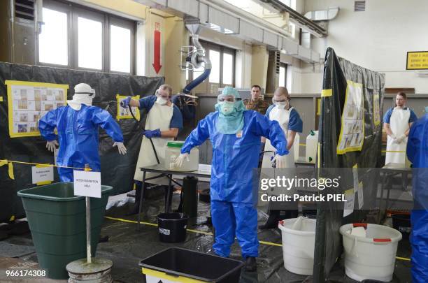 Formation de volontaires de la Bundeswehr pour la mission de secours humanitaire au Liberia pour le combat de l'épidemie Ebola le 23 octobre 2014,...