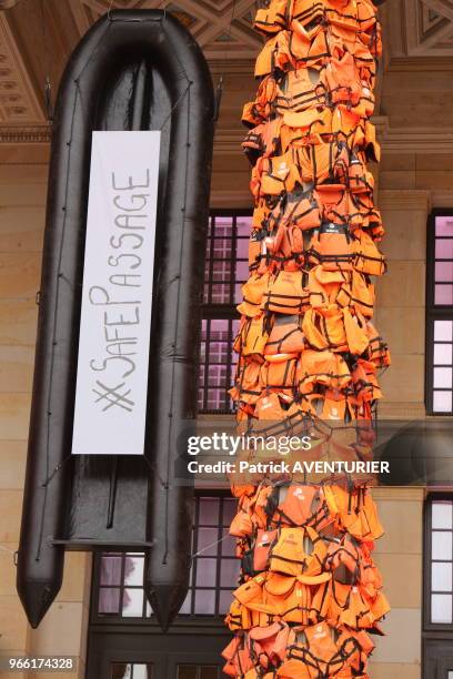 Oeuvre d'art par l'artiste chinois Ai Weiwei composée de gilets de sauvetage qui ont été portés par des réfugiés, recouvrant les colonnes de la salle...