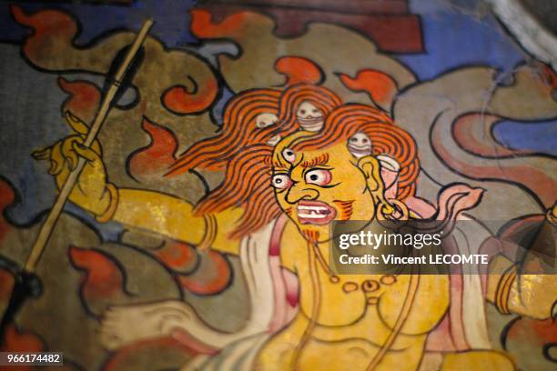 Fresque peinte à l'intérieur du monastère tibétain de Langtang Gompa, dans le hameau de Chyamki, dans la vallée du Langtang, au Népal, le 26 avril...