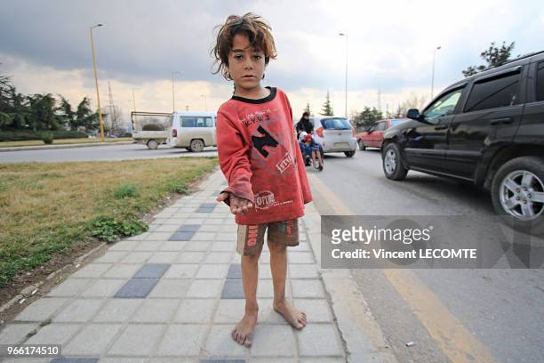 En guenilles, la peau crasseuse et les yeux vagues, un enfant syrien malade mendie dans une rue de Zahle au Liban, le 23 février 2016 - Originaire...