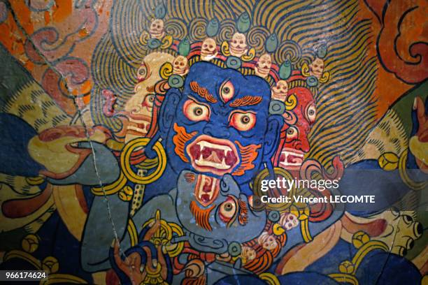 Fresque peinte à l'intérieur du monastère tibétain de Langtang Gompa, dans le hameau de Chyamki, dans la vallée du Langtang, au Népal, le 26 avril...