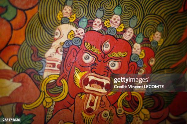 Fresque peinte à l'intérieur du monastère tibétain de Langtang Gompa, dans le hameau de Chyamki, dans la vallée du Langtang, au Népal, le 26 avril...