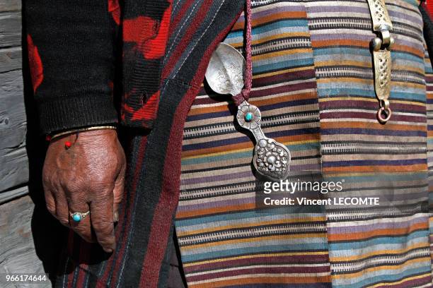 Femme népalaise de la communauté Tamang , portant une ceinture de laiton, accrochée sur le devant de sa jupe, où est suspendue une petite cuillère en...