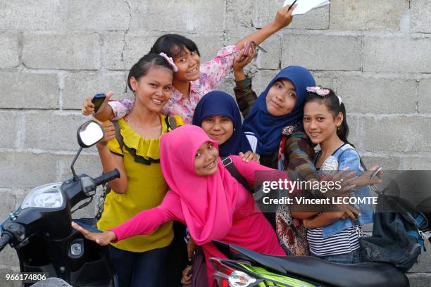 Portrait d'un groupe de collégiennes indonésiennes, dont certaines portent le voile, à la sortie de l'école de Basca à Painan, au sud de l?île de...