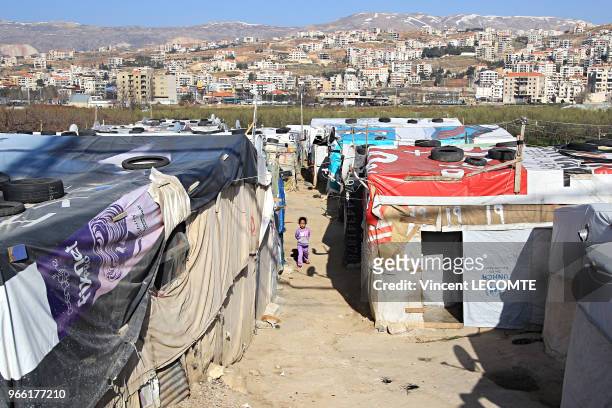 Fillette marchant dans une allée d?un camp de réfugiés informel installé depuis cinq ans en bordure de la ville de Zahle , au Liban, le 27 février...