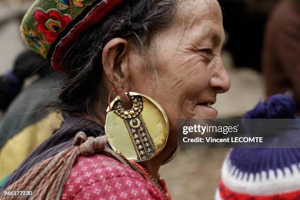 Boucles d?oreilles traditionnelles Tamang portés par une paysanne de l?Himalaya dans le village de Gatlang, au Népal, le 18 avril 2012.