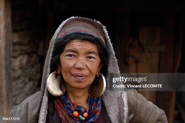 Femme Tamang avec ses bijoux traditionnels, des boucles d?oreilles rondes de très grande taille caractéristiques de l?artisanat Tamang , devant sa...