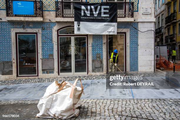 Ouvrier, travaux de rénovation d'immeubles anciens, le 30 mars 2017, Lisbonne, Portugal.