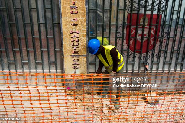 Ouvrier, travaux de rénovation d'immeubles anciens, le 30 mars 2017, Lisbonne, Portugal.