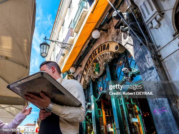 Café Brasilera et statue en terrasse de Fernando Pessoa, le 30 mars 2017, Lisbonne, Portugal.