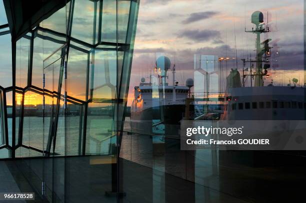 Chalutiers en reflet sur les vitres de l'Harpa Concert Hall à Reykjavik en juin 2012, Islande.