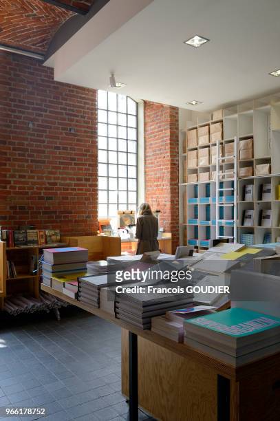 Femme dans la librairie du musée d'art contemporain ms2 dans la zone Manufaktura à Lodz, 13 mai 2017, Pologne.