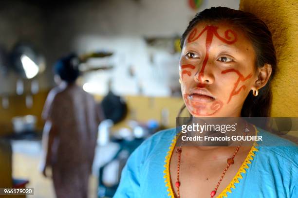 Jeune fille Wayuu avec un maquillage traditionnel dans un village près de Punta Gallinas dans la région de la Guajira, 21 mars 2015, Colombie.